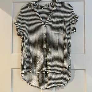 Button-up short-sleeve shirt
